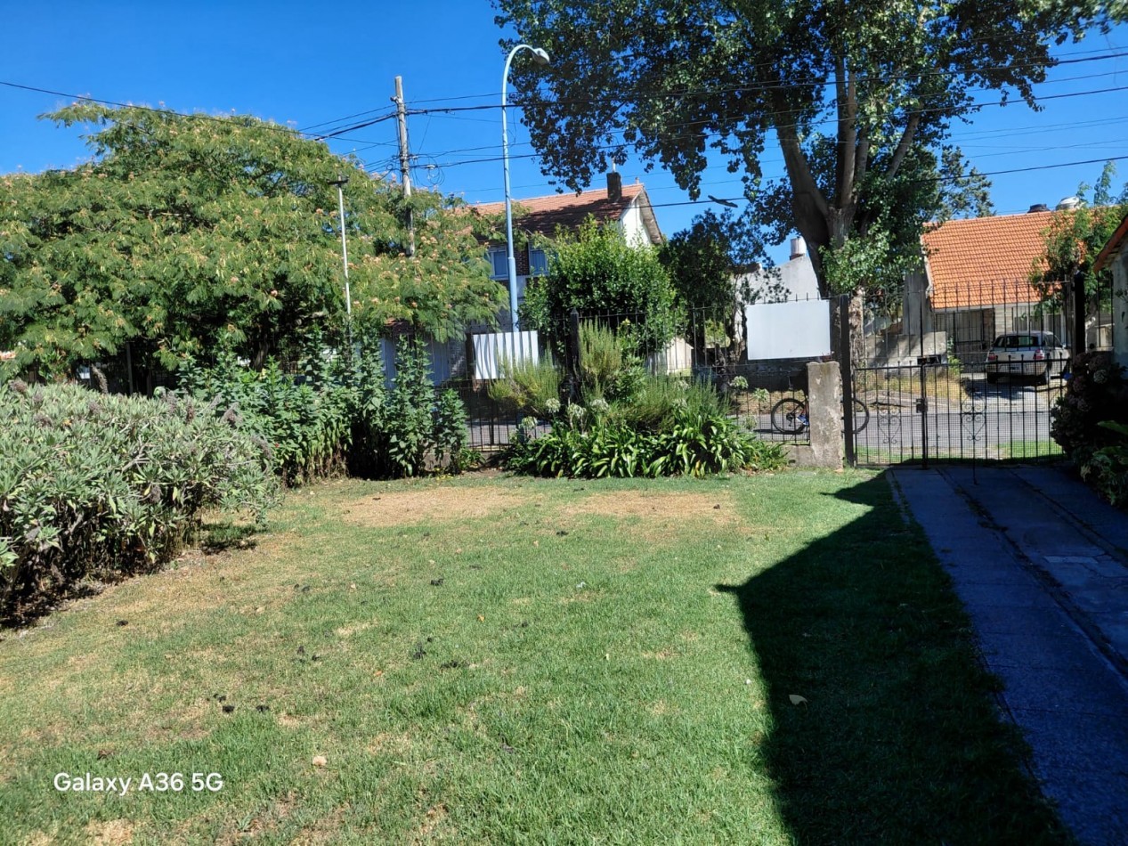 Chalet amplio con gran parquerizado en el ingreso 