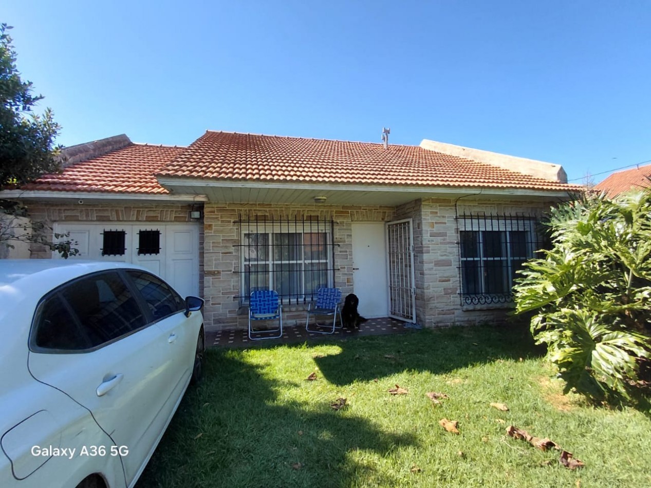 Chalet amplio con gran parquerizado en el ingreso 