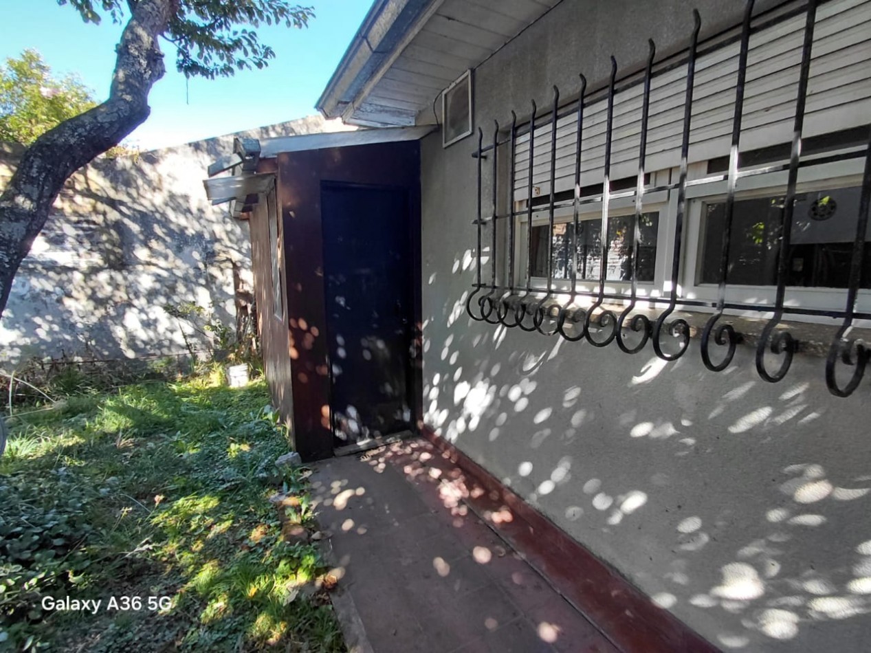Chalet amplio con gran parquerizado en el ingreso 