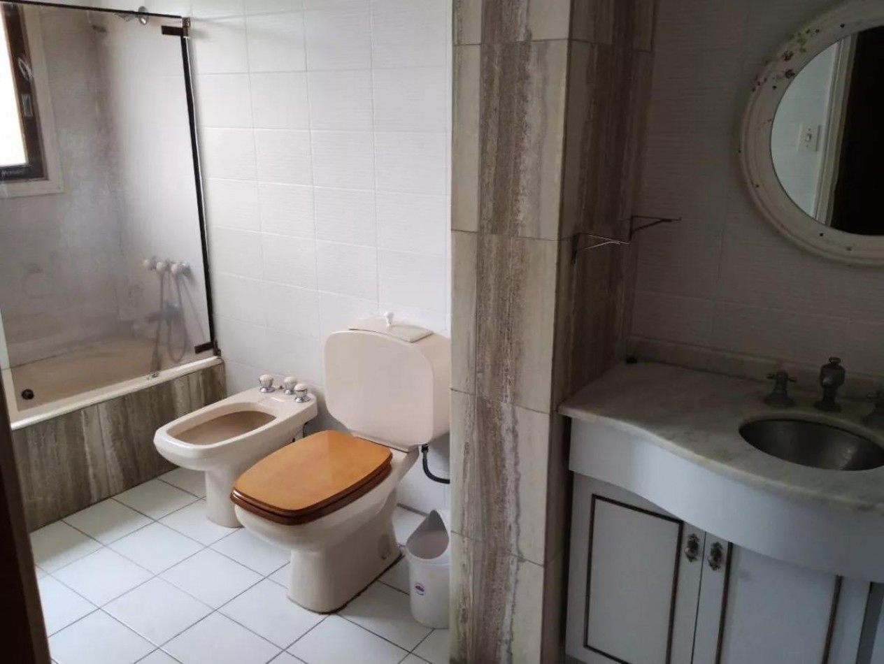 venta en Miramar, Chalet de 6 ambientes 3 dormitorios 3 baños, cochera apta para 3 vehiculos