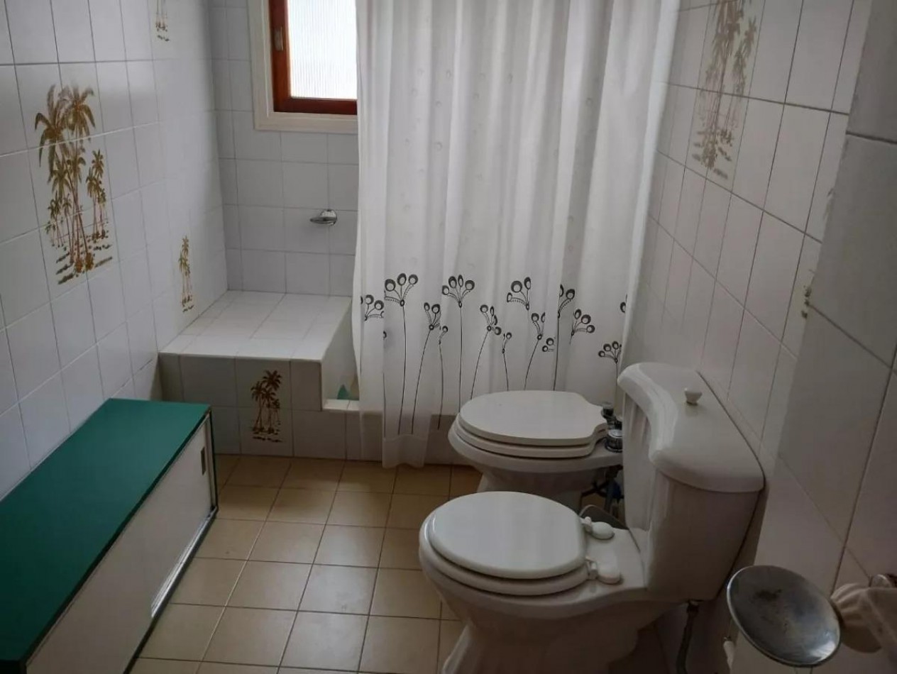 venta en Miramar, Chalet de 6 ambientes 3 dormitorios 3 baños, cochera apta para 3 vehiculos