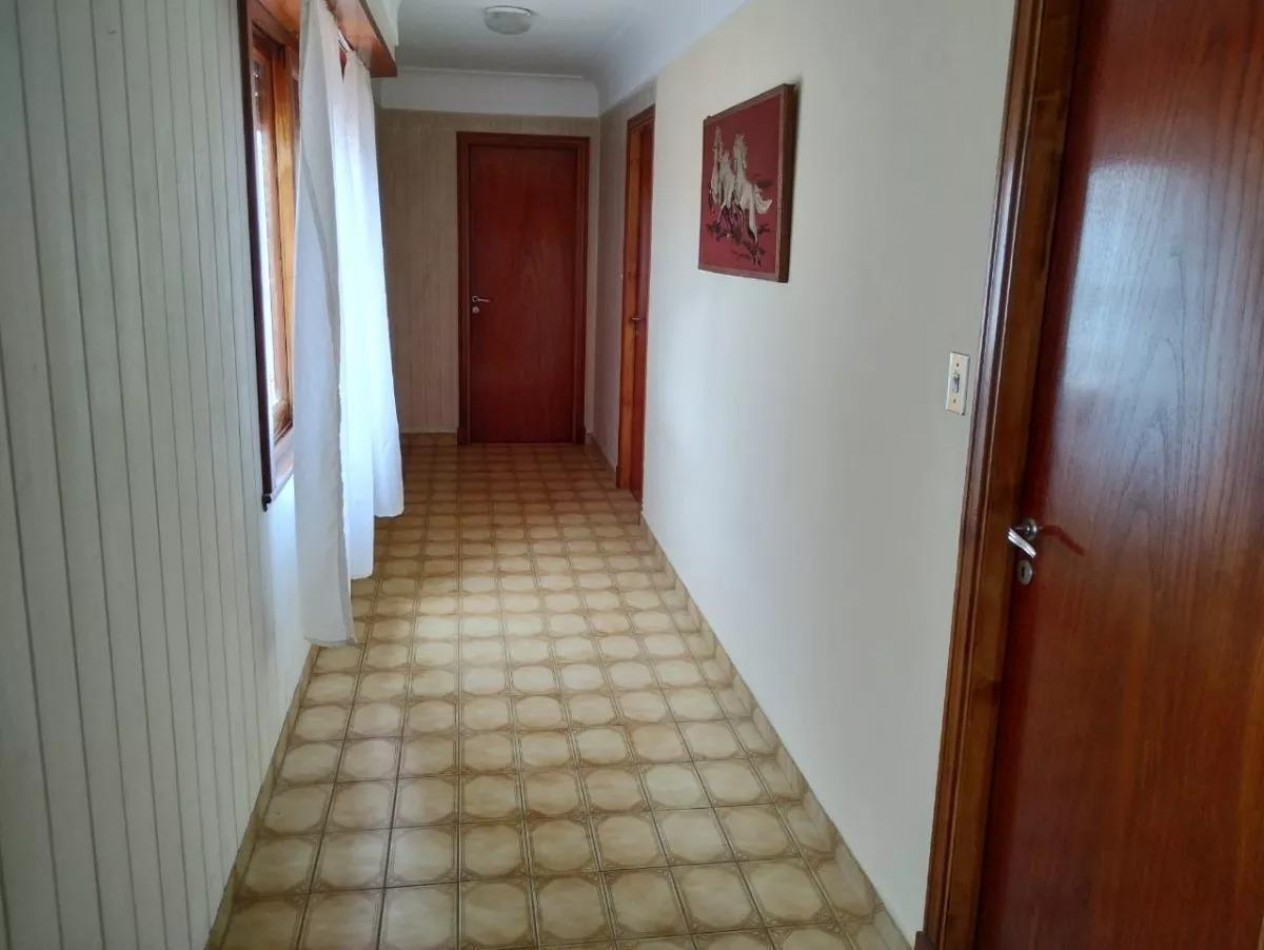 venta en Miramar, Chalet de 6 ambientes 3 dormitorios 3 baños, cochera apta para 3 vehiculos