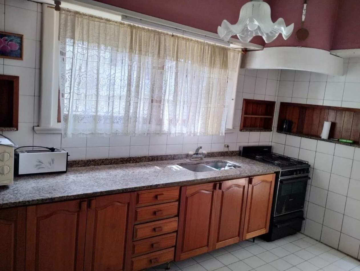 venta en Miramar, Chalet de 6 ambientes 3 dormitorios 3 baños, cochera apta para 3 vehiculos