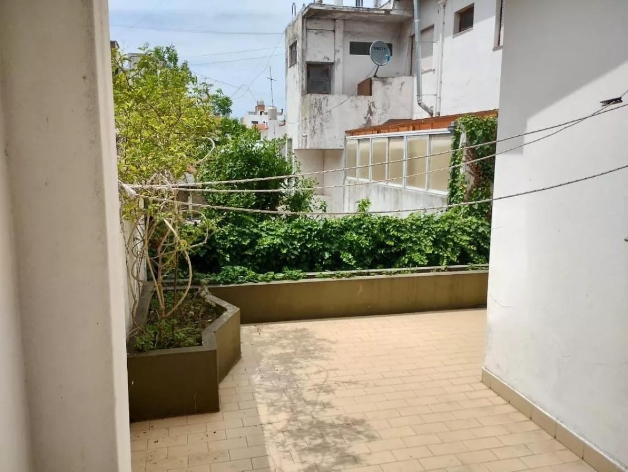 venta en Miramar, Chalet de 6 ambientes 3 dormitorios 3 baños, cochera apta para 3 vehiculos