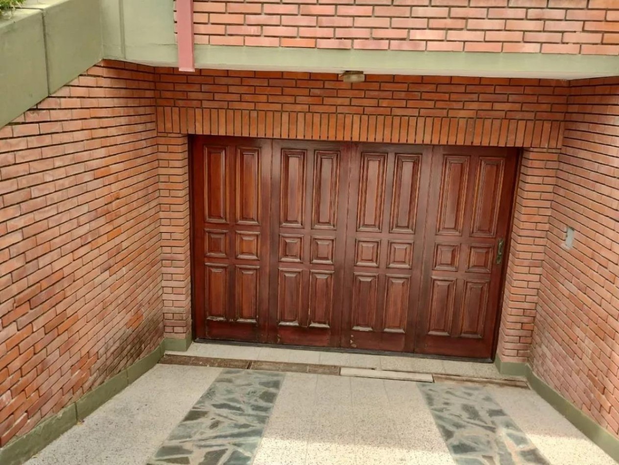 venta en Miramar, Chalet de 6 ambientes 3 dormitorios 3 baños, cochera apta para 3 vehiculos