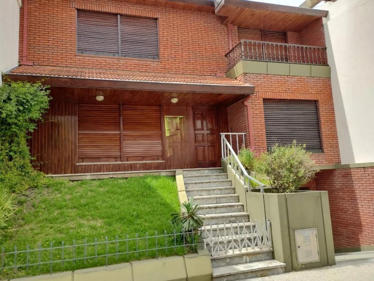 venta en Miramar, Chalet de 6 ambientes 3 dormitorios 3 baños, cochera apta para 3 vehiculos