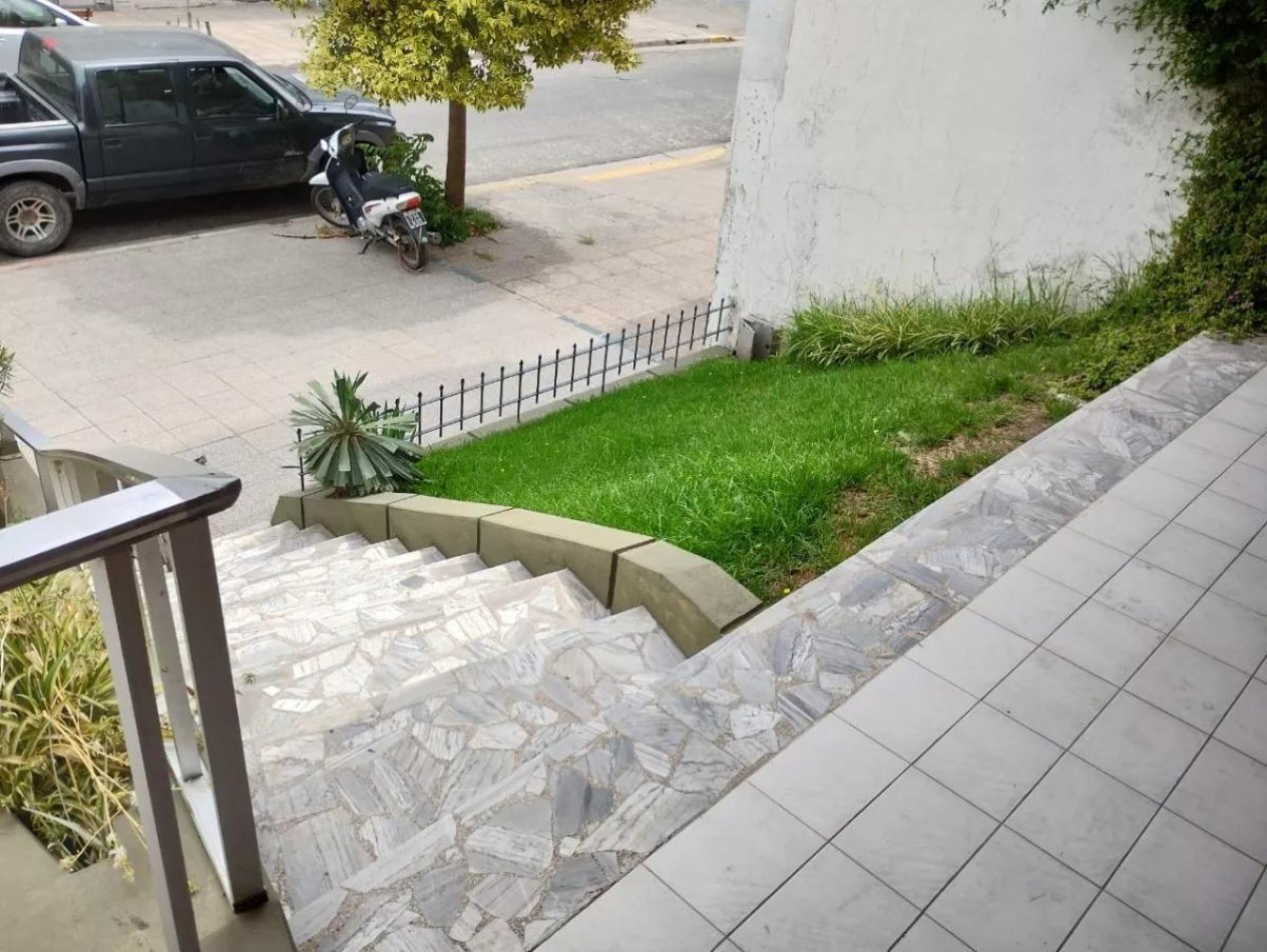 venta en Miramar, Chalet de 6 ambientes 3 dormitorios 3 baños, cochera apta para 3 vehiculos