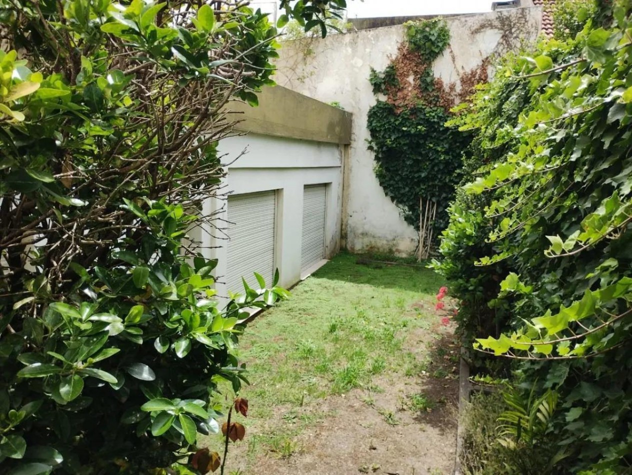 venta en Miramar, Chalet de 6 ambientes 3 dormitorios 3 baños, cochera apta para 3 vehiculos
