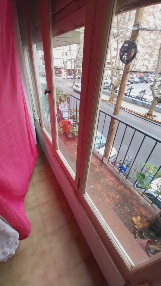 Departamento 2 amb con balcon frente a tribunales con vista a la calle 