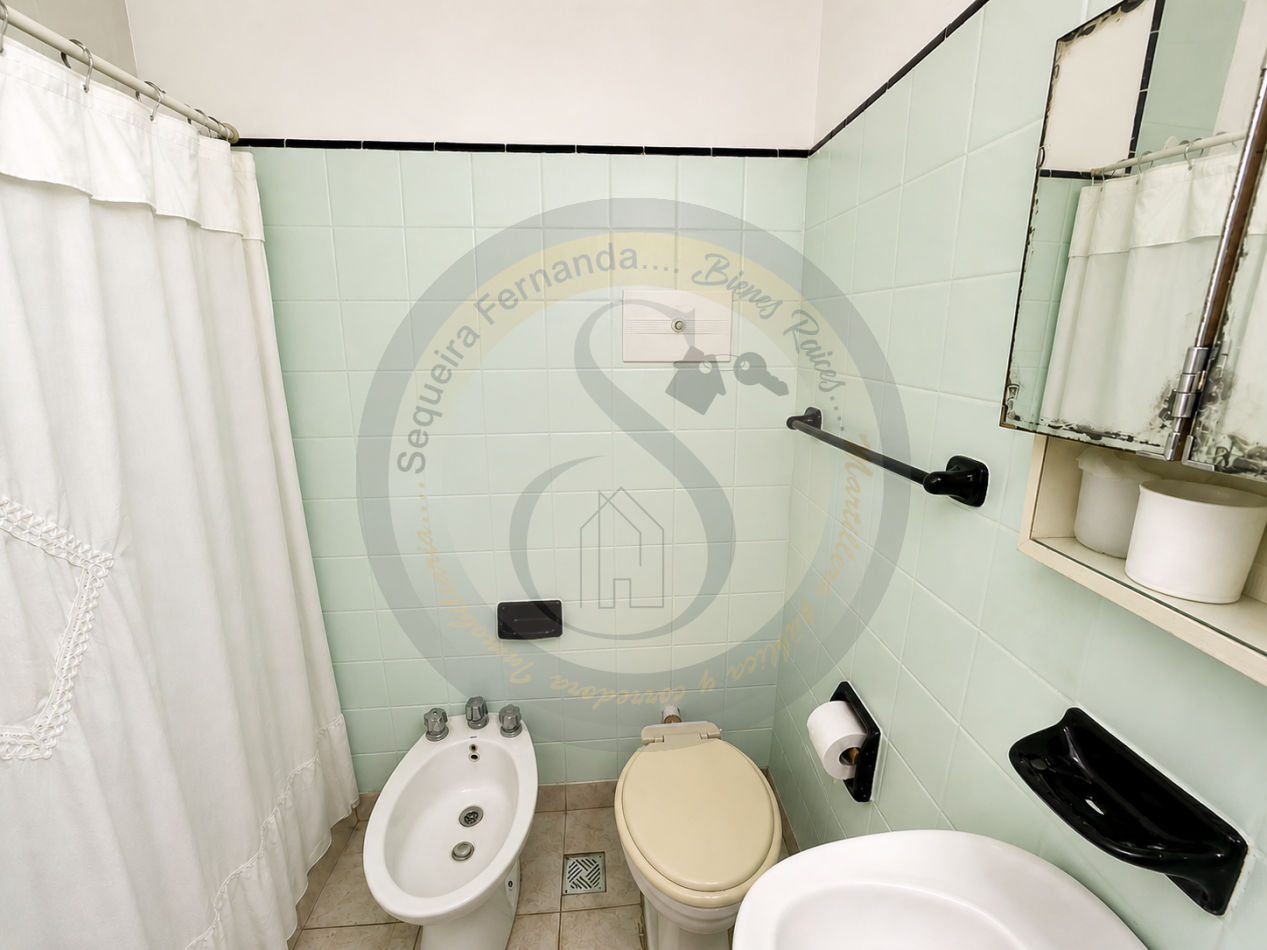 Departamento 3 ambientes con balcon hacia la calle mas quincho salon comedor