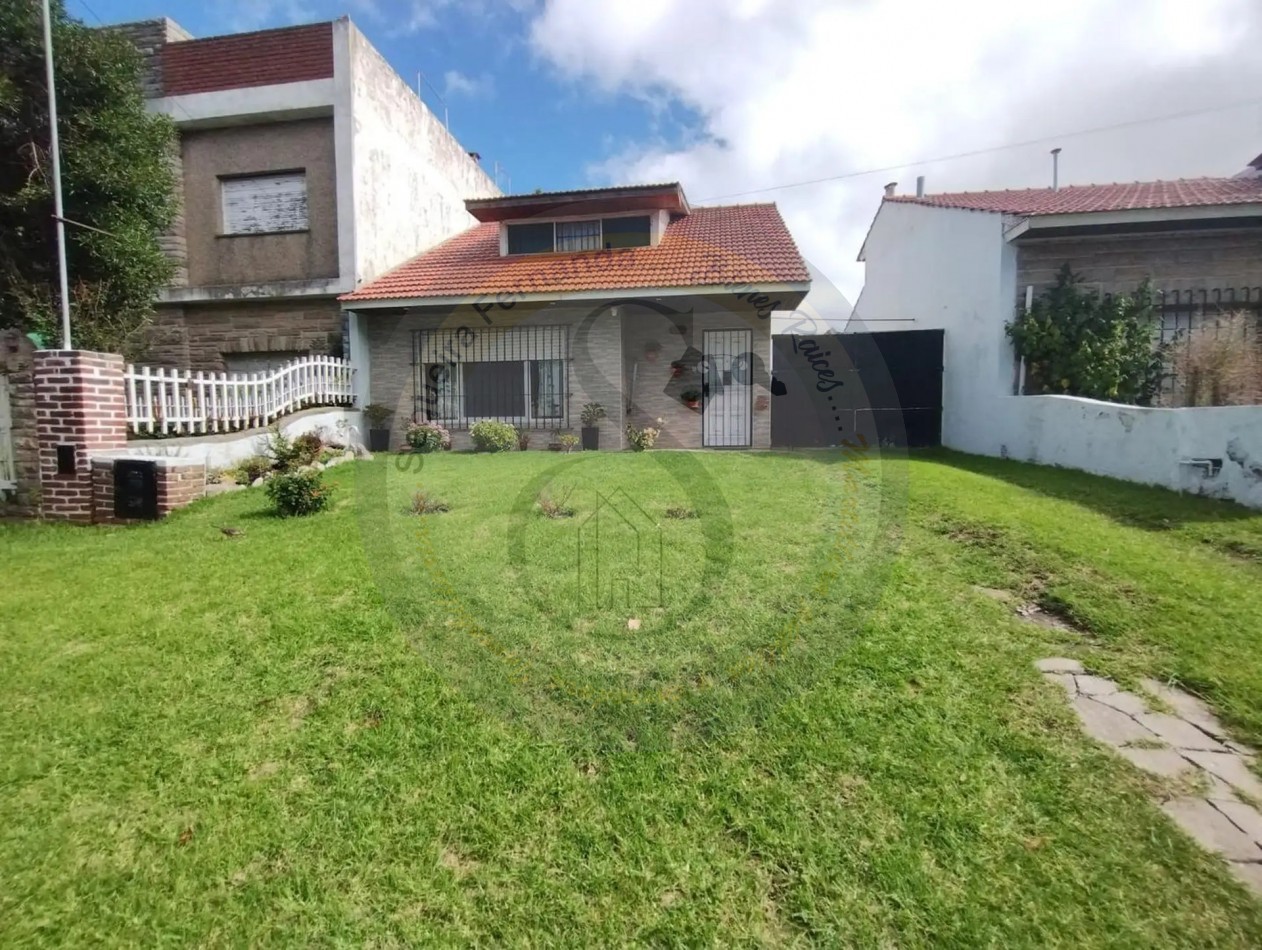 Chalet de 4 ambientes con amplio parque, Barrio Colinas de Peralta Ramos