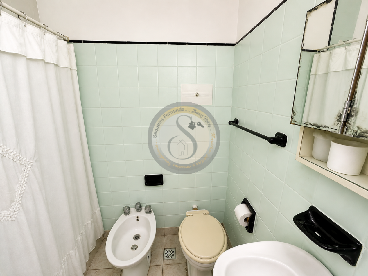 Departamento 3 ambientes con balcon hacia la calle mas quincho salon comedor