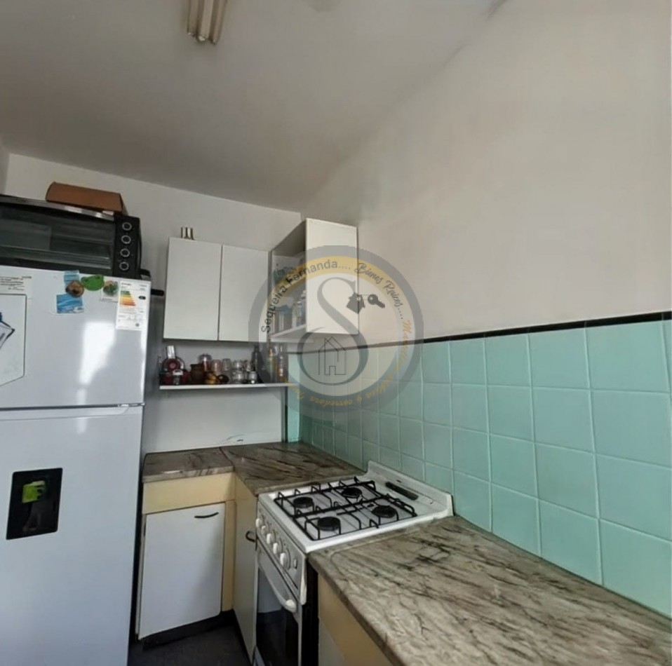 Departamento 3 ambientes con balcon hacia la calle mas quincho salon comedor