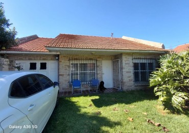 Chalet amplio con gran parquerizado en el ingreso 