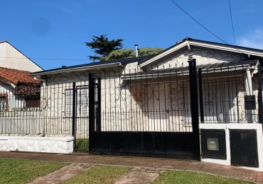 Chalet 3 ambientes con ingreso vehicular, Parque Luro